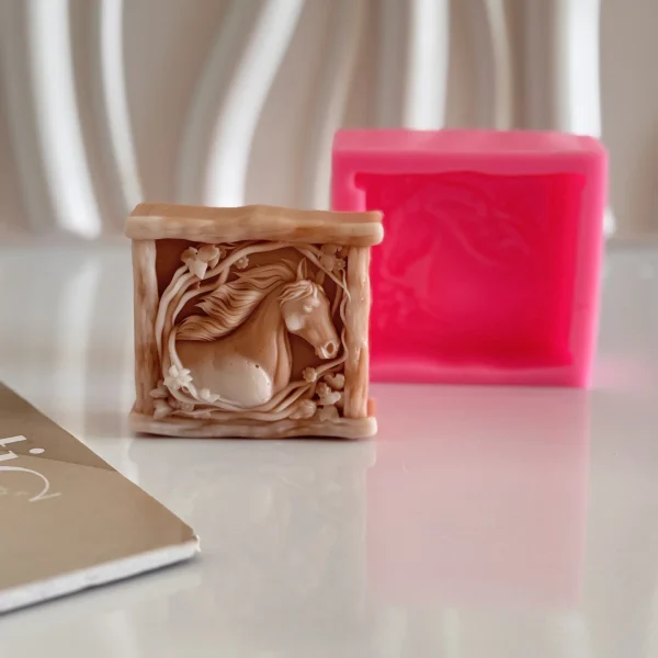 قالب اسب کتیبه ای